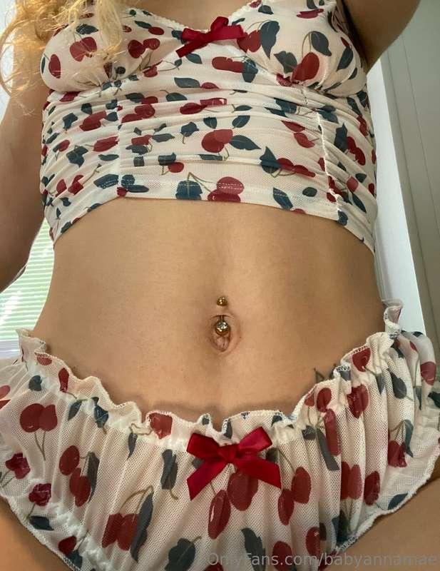 taste me and tell me if i taste like cherries 🙈