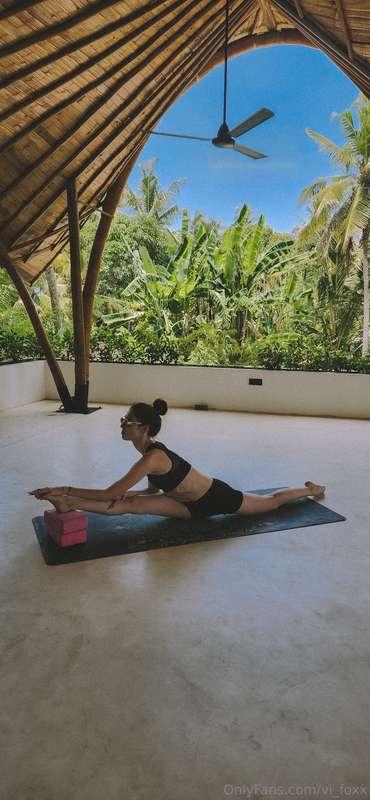 Will you be my stretching coach?💕