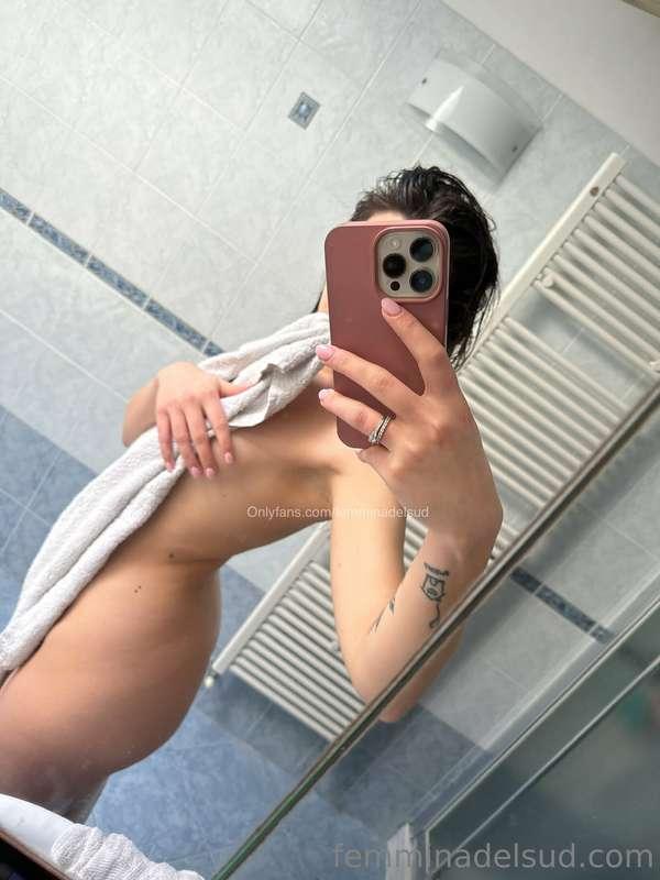 Questo asciugamano da un po’ fastidio, meglio senza! 🤤
This ..