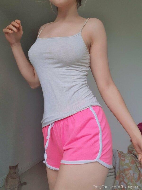 Posted this pic with my titties out over on my main page?

O..