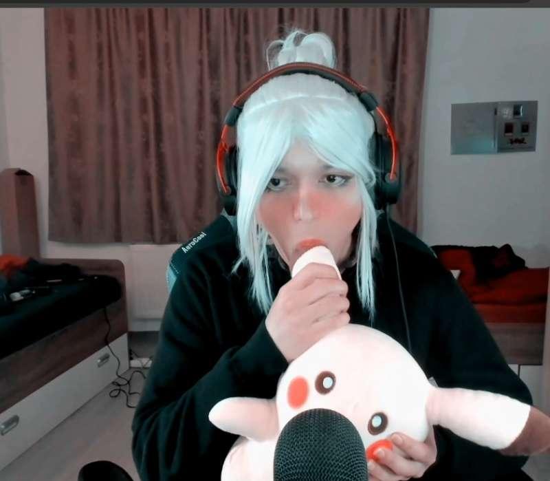someone screenshotted this from a discord livestream 😭