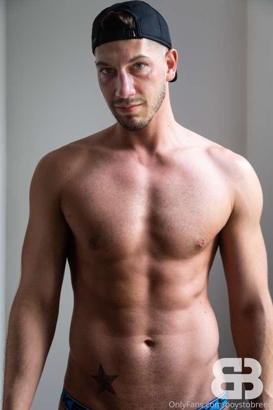 I wanted to share some pics of this hot twunk I collabed wit..