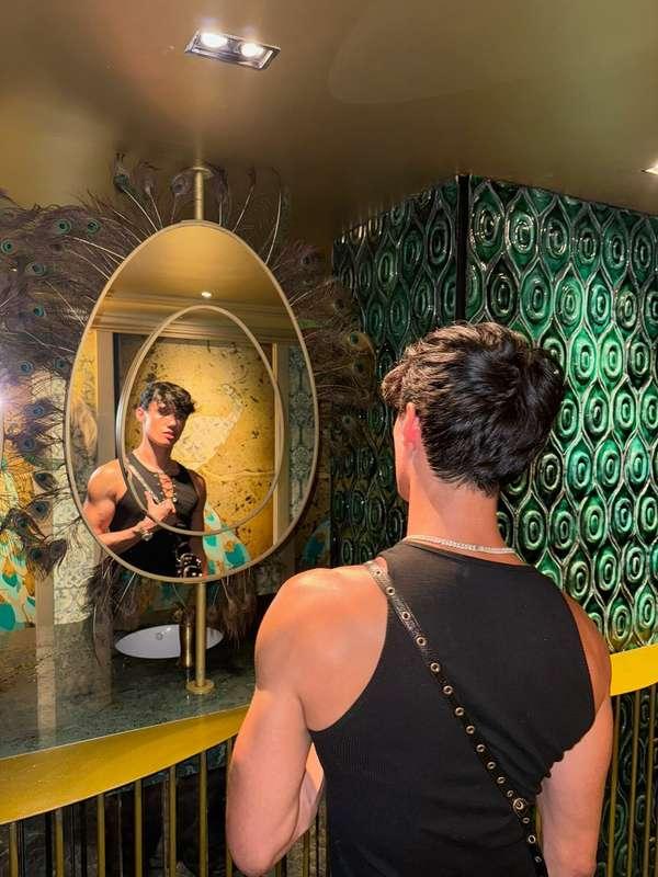 The mirror caught the vibe. 