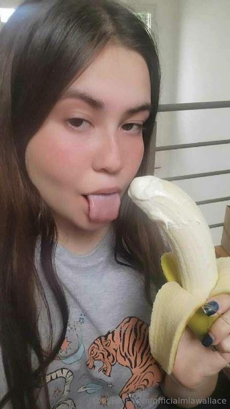 🍌💦 you'd like to see how I eat this banana?
