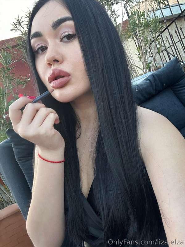 I'm going for a walk. 💋 Wanna join me? 🥰