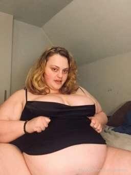 I love showing off my big curves for you 💋 
Look at how fat ..