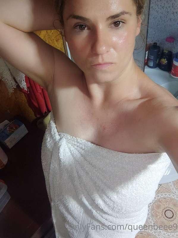 Do you want to see what is under this towel?😘💜