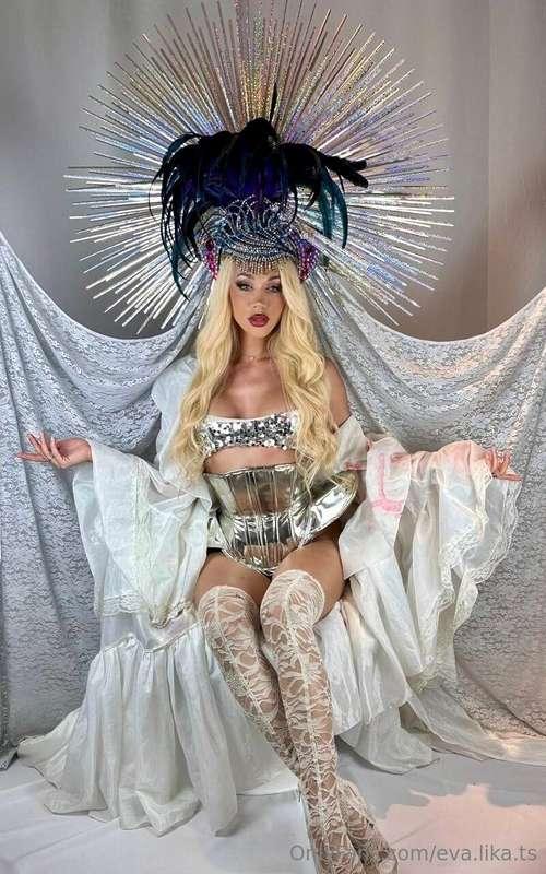 🔥 The Queen takes her own, and I'm no exception. You can wat..