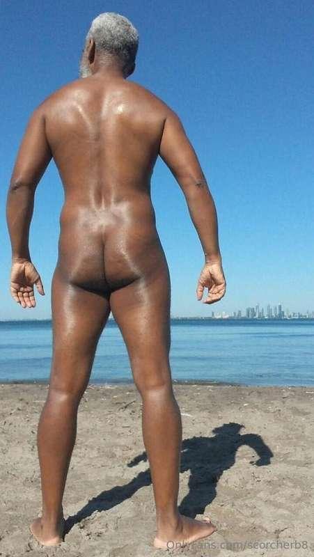 Happy Hump Day!  #musculardaddy #gay #gaycruising #gaybeard ..