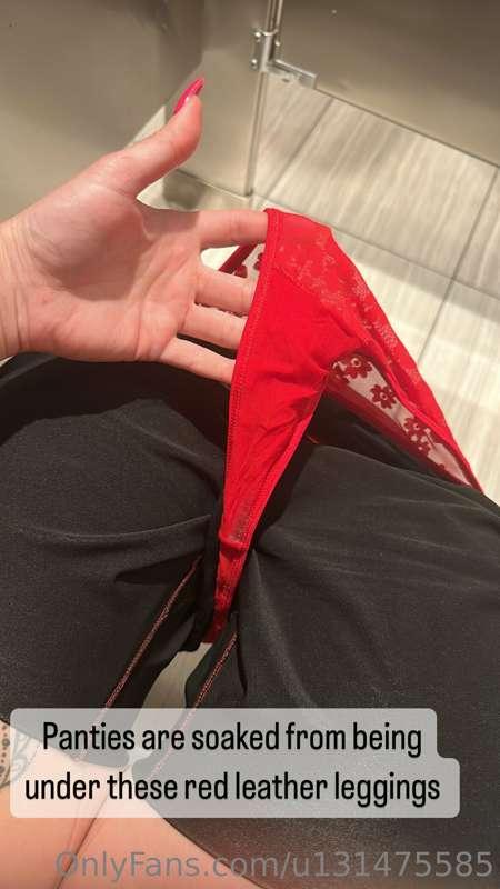 Soaked panties from sweat under leggings 😂😭😭😭