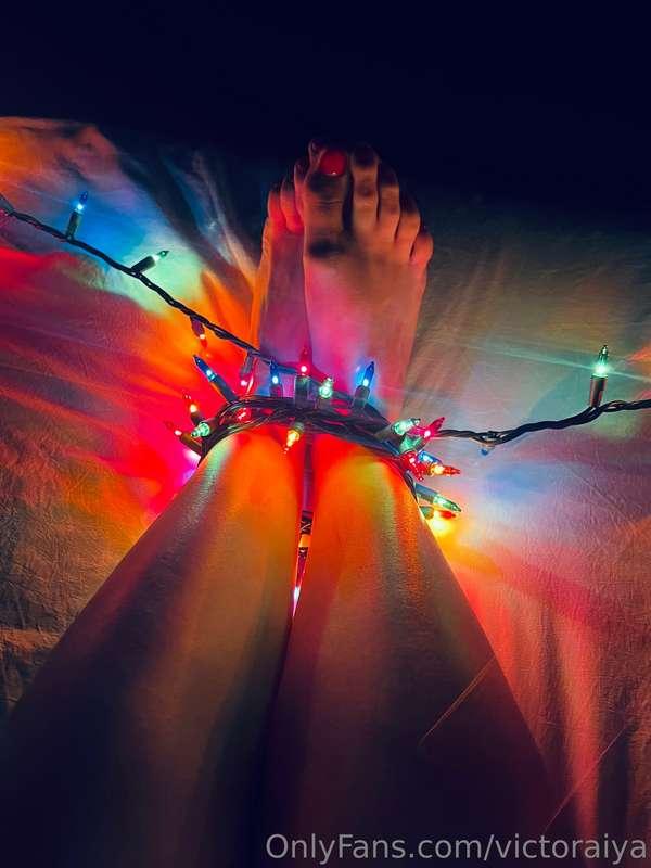 Do I have pretty feet? 🎄❤️
