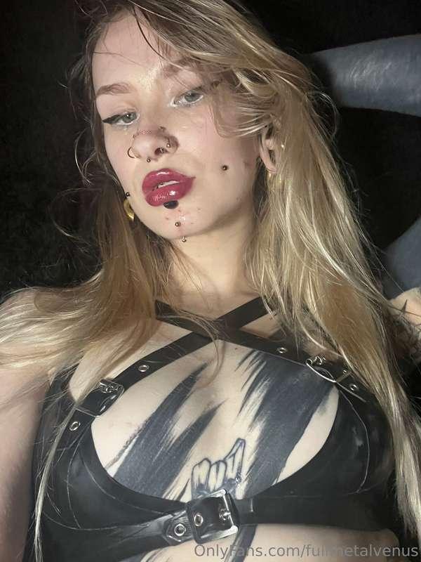 Latex & sweat 🖤 It’s been a minute, how’s everyone doing?