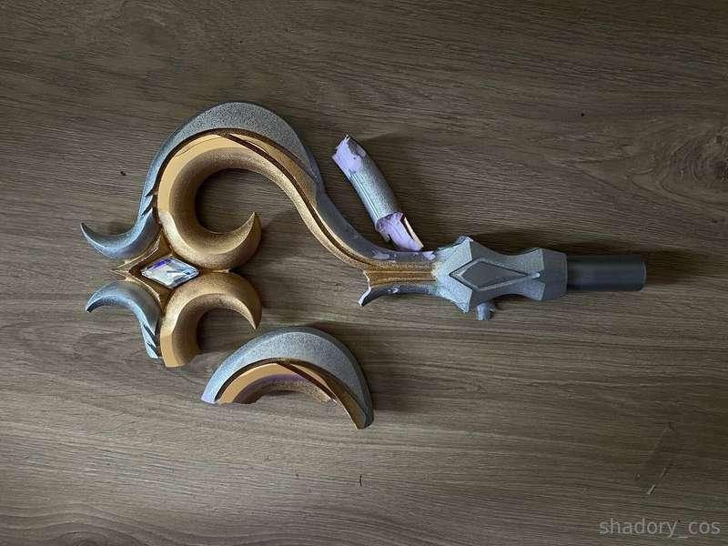 Today I want to tell you how the Lux cosplay was created 👀  ..