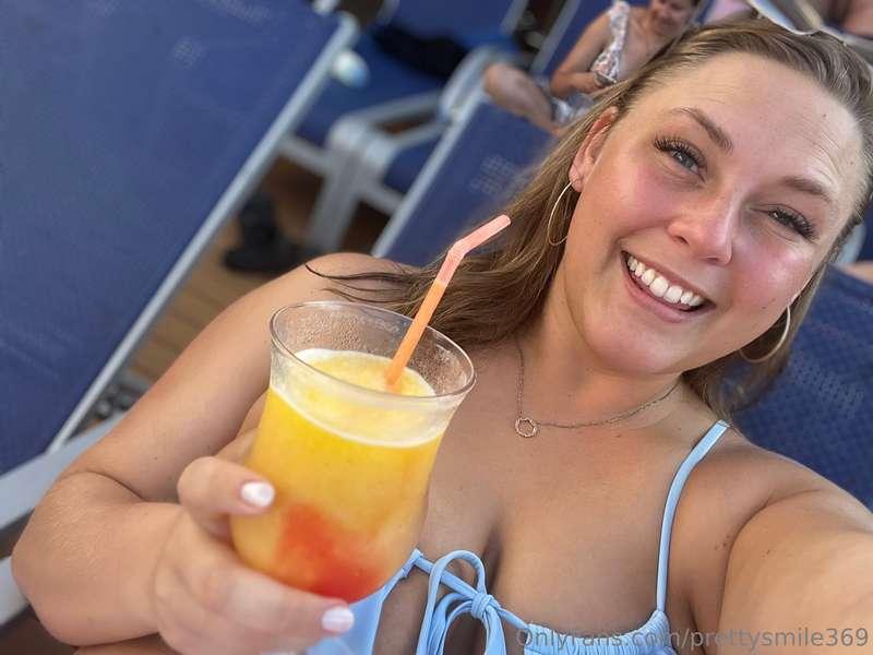 Frozen drinks next to the pool is my favorite 😋💕😍