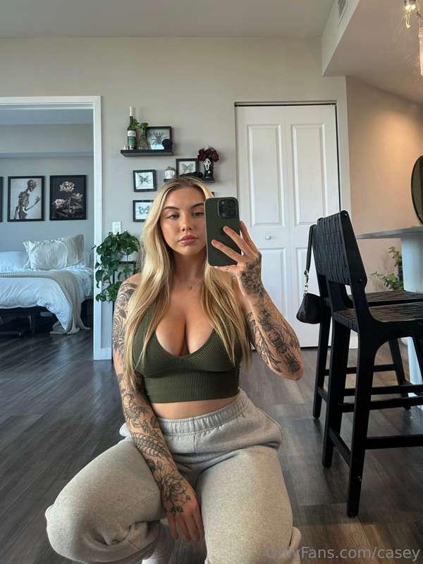Guess my favorite color… definitely not dark geeen 😂🤭🌲🐸🍃🐉🌱
