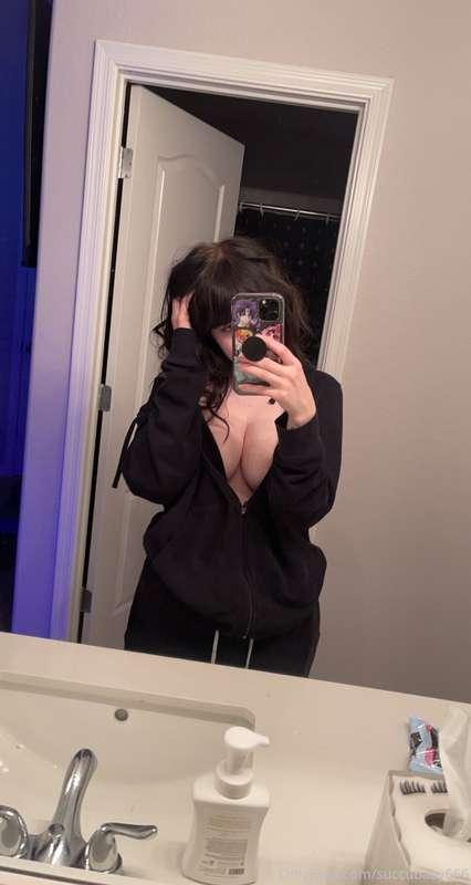late night 🖤 what content would you like to see from me? ✨