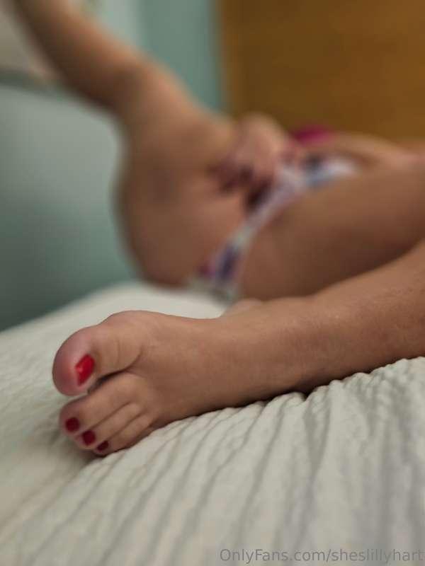 Tell me, Darling, just exactly how do you feel about feet 💋 ..