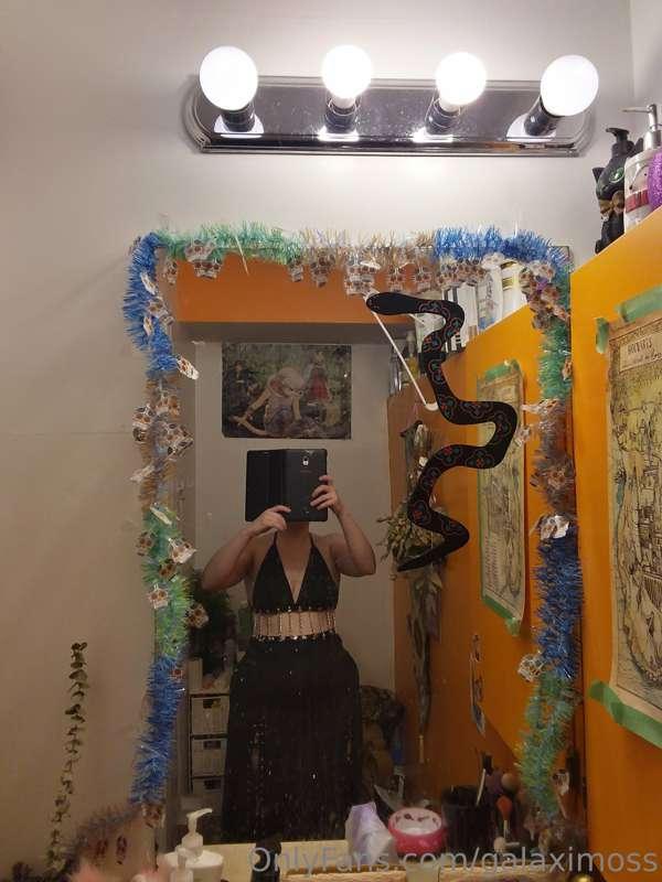 Gor a hella sexy new dress xD i just gotta super hem the bot..