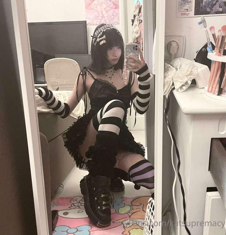 do u like my outfit ?? 🖤🎀💫