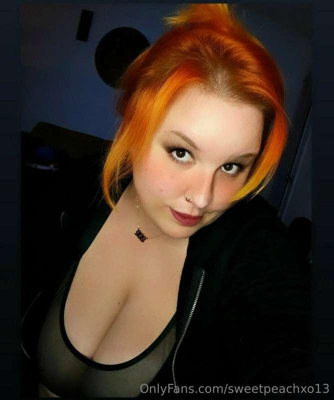 Big brown eyes and 🔥🔥🔥 hair 
I will put my big titties in yo..