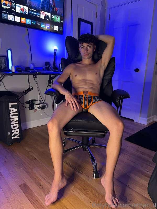 Come sit on my lap 😋 
