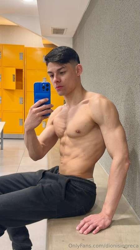 See you in the dressing rooms at the gym? 😏¿Te veo en los ca..