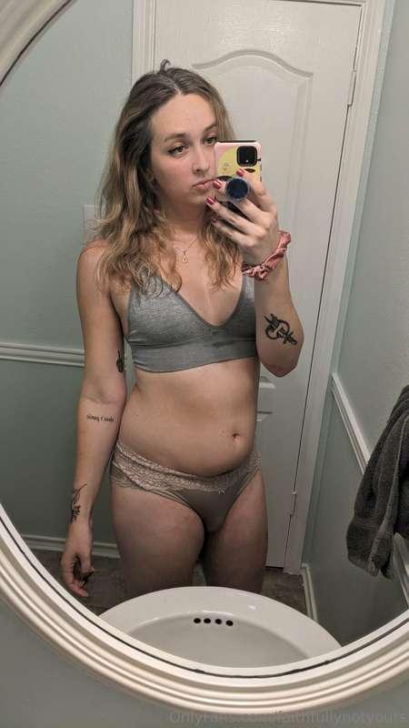 Some post workout pics cuz who doesn't love a sweaty lady 🥵😮..