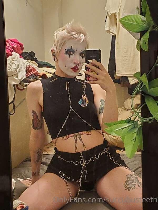 really hoping one of yall is into clowns bc i looked So hot ..