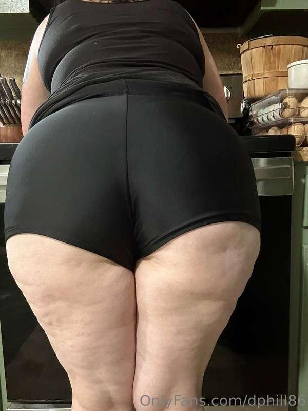 Getting ready to cook dinner! 🍽️🍷. Wanna help????