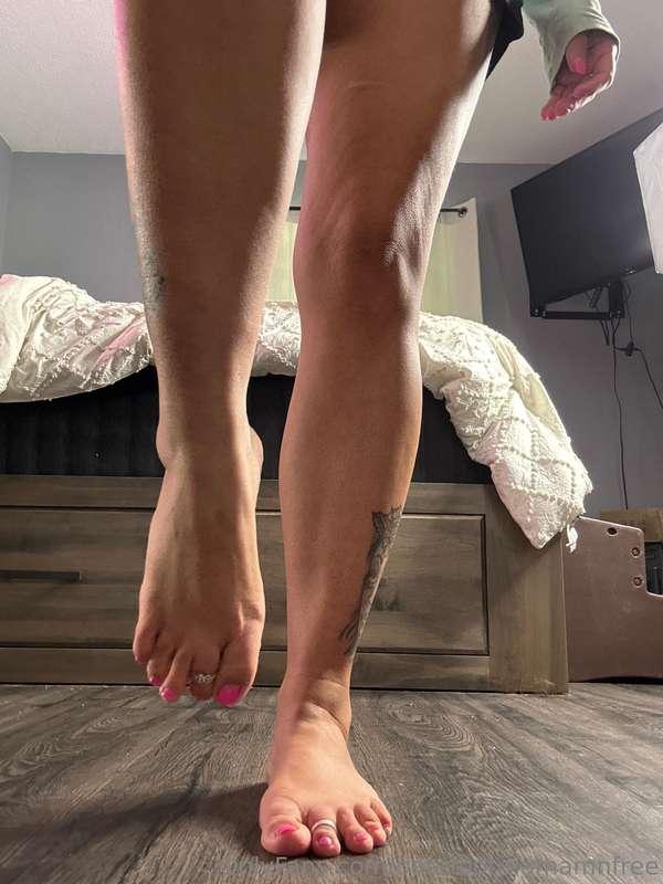 Feet and tits for my kinky boys😘Enjoy this and 4.5k nude pic..