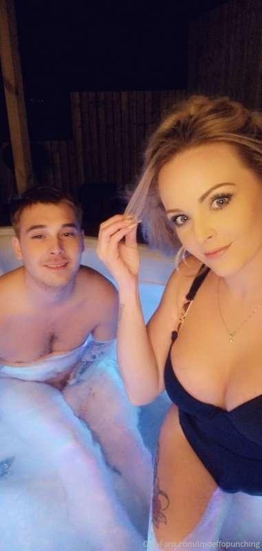 ***After 8 yrs he eventually smiles!*** 🤣❤
Ever wondered who..