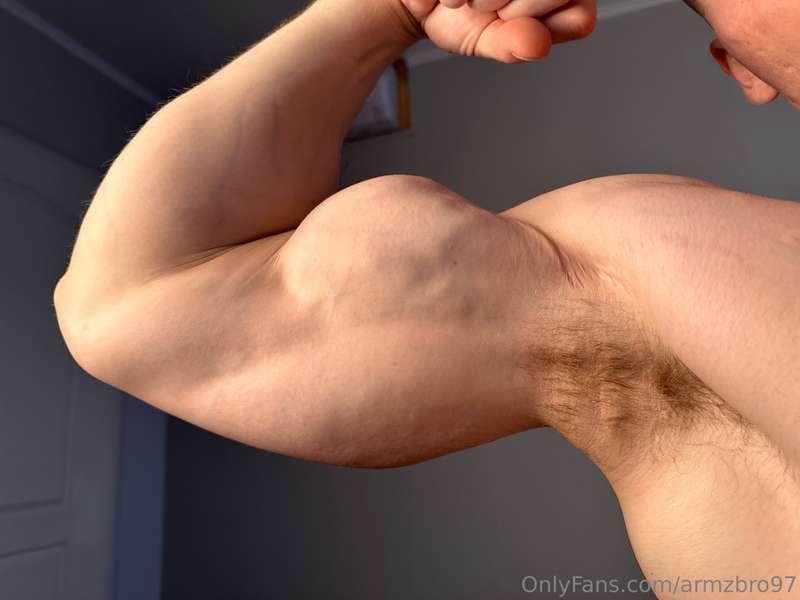 Hairy pits and biceps 😉💪