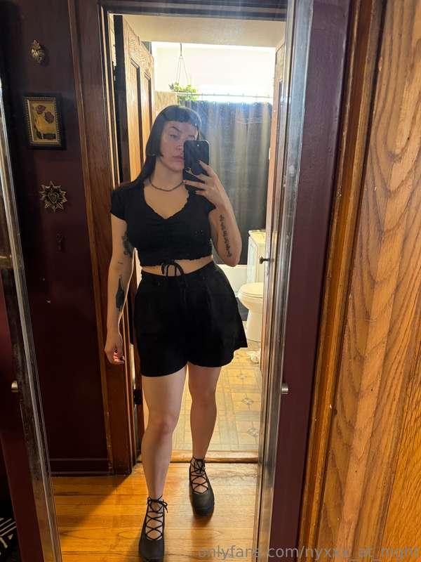 happy Friday 🖤 do you like this little summer goth outfit? ☺..