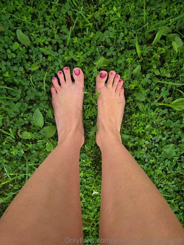 I gave myself a fresh pedicure, do you like the color? 💅☺️ 