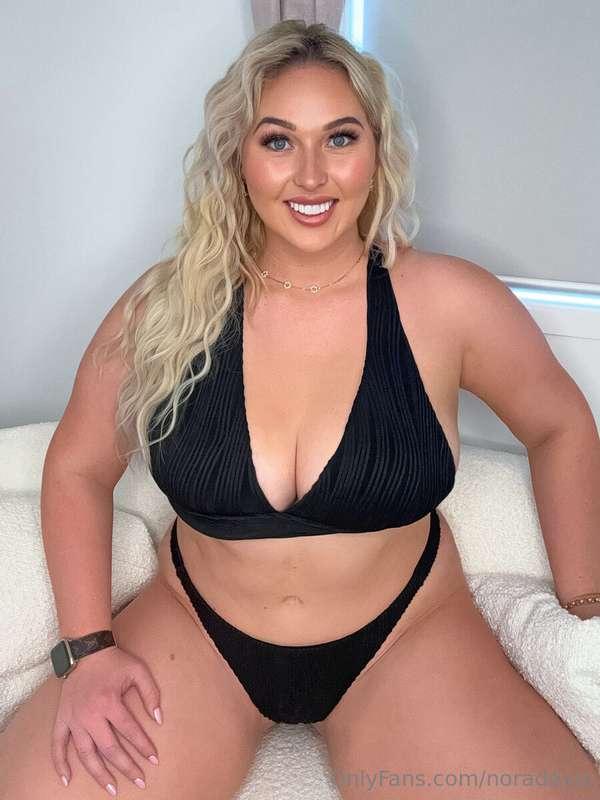 Excuse me! Did you order a thick 5'2" blonde? 'Cause here I ..