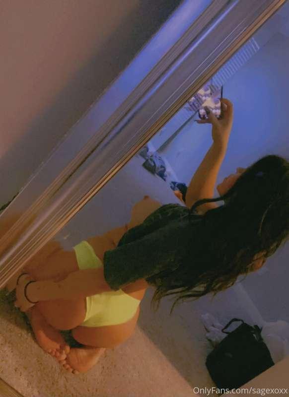 i think we should fuck in front of this 🪞 wbu?