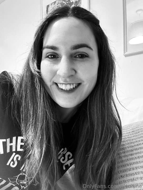 Hi there! I’m online @cb, come to my room to chat with me :)