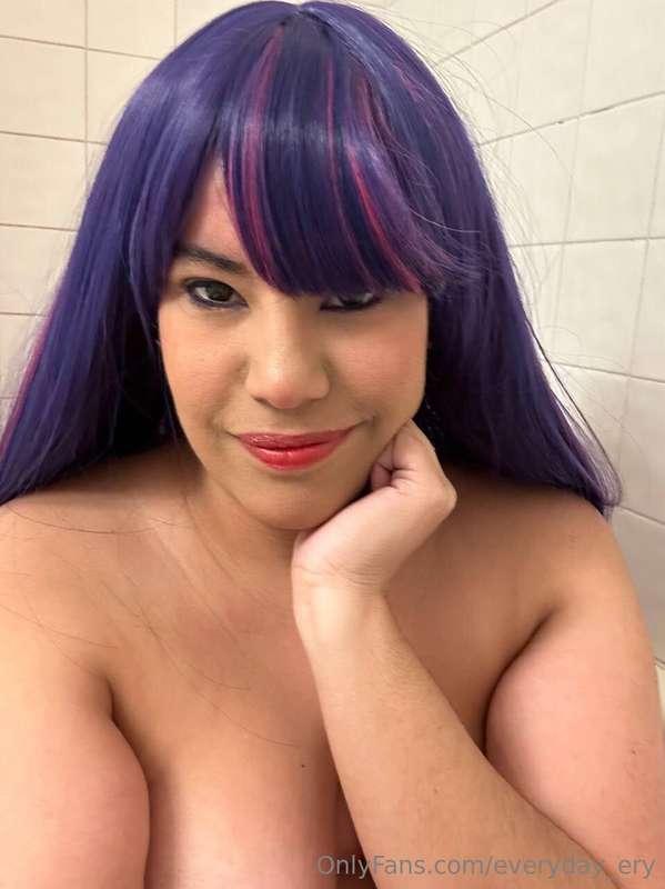 Happy Friday everyone! Posting my second ever bathtub shoot,..