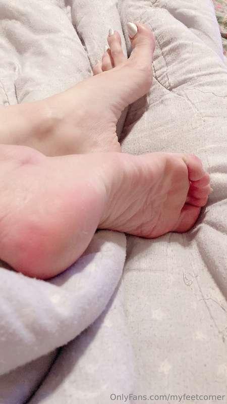 Cozy Monday mood!! my bare feet and you under the duvet!# fe..