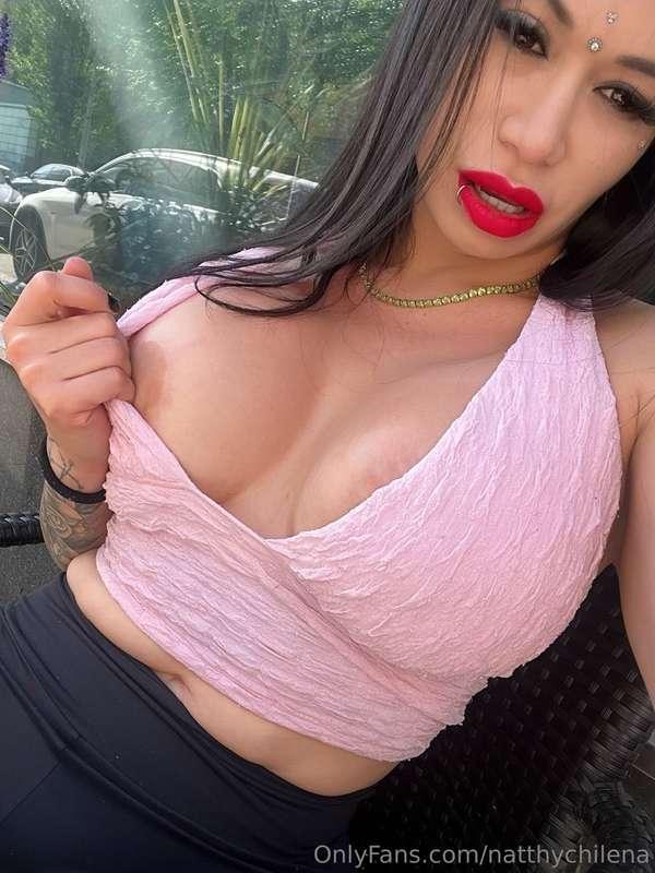 En el jardín de mi casa 🏡 mostrando mi teta al sol ☀️