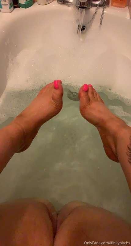 Pretty feet and pussy