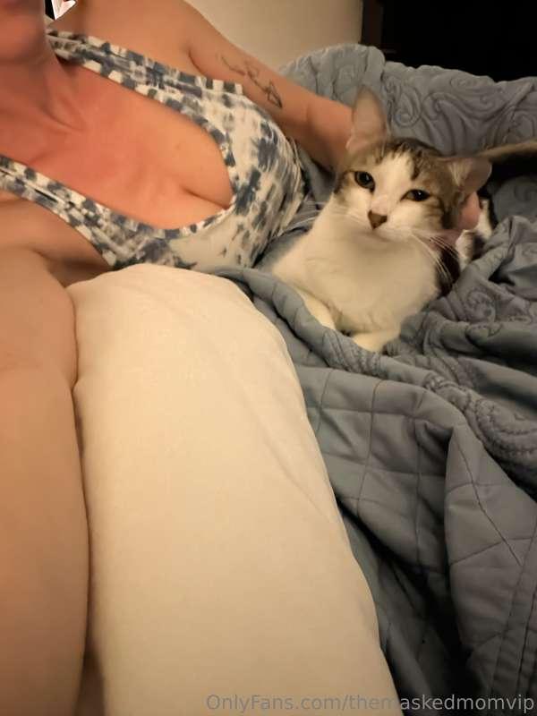 Cuddles with my kitty 🐱
