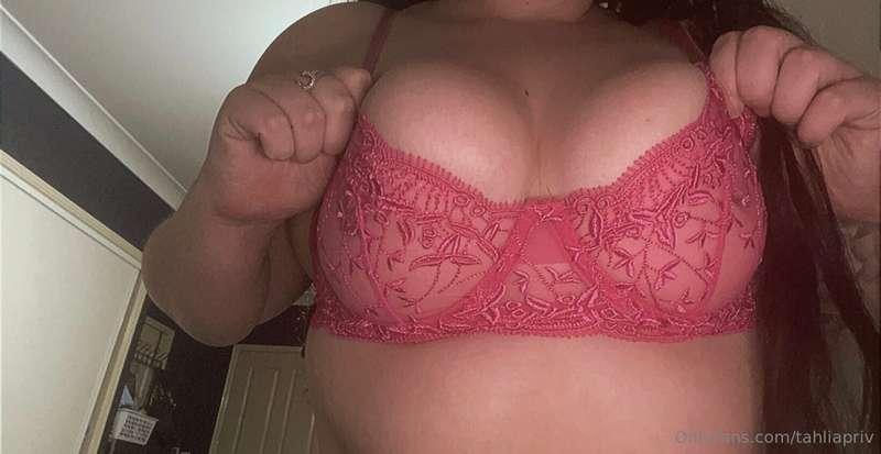 I got a new pink outfit, come see it, I’ve made pics and vid..