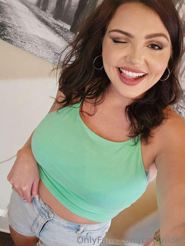 Do you think I'm cute? Would you stroke your cock to me? ☺️
..