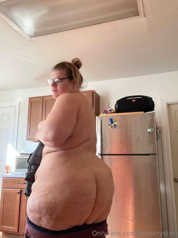 My huge ass in the kitchen. Gimme a kiss 