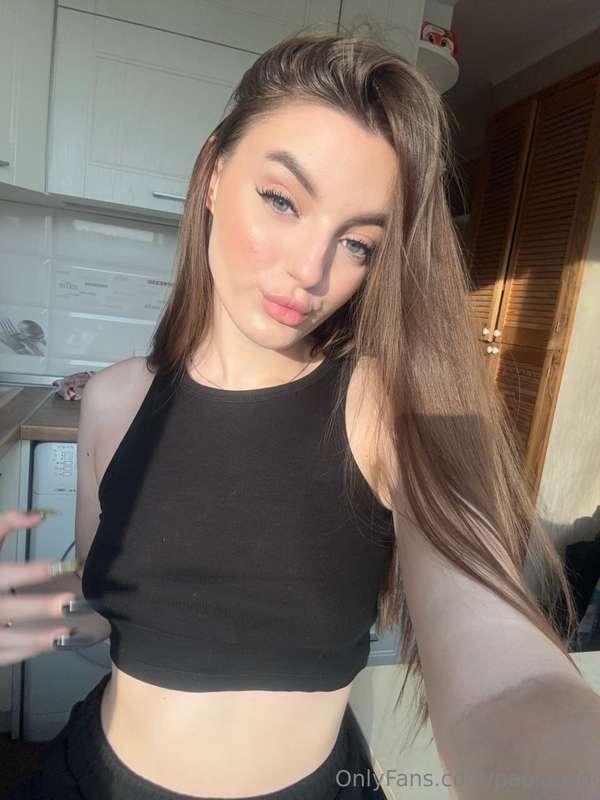 Can we just take a moment to appreciate the rack on Lily 😍🥰 ..