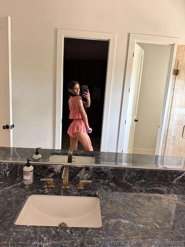 Feelin' pretty in pink.. whats your favorite color on me? 🥰