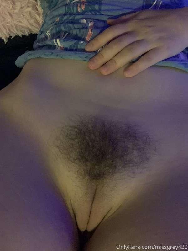 up close pussy pics for u😏 (sorry bout the kinda shitty ligh..