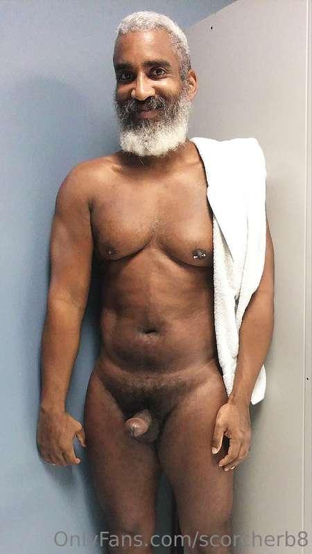 Towel Tuesday!  #beard #musculardaddy #gay #feet #gaycruisin..