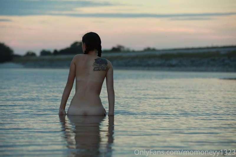 I just wanna strip in lake minatare again for a photo shoot ..